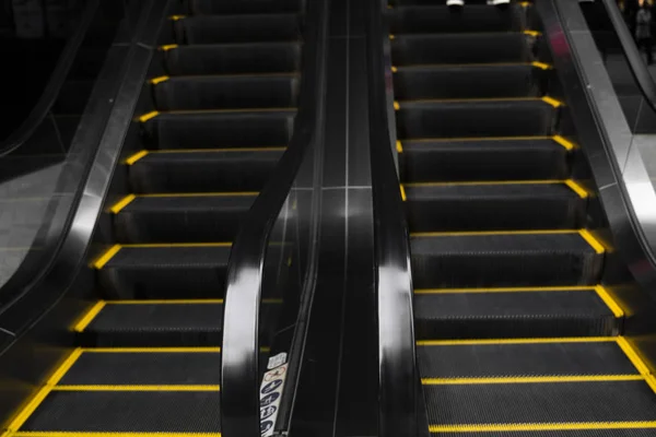 黄色の縞のある空のエスカレーターの階段. — ストック写真