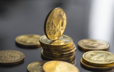 Bir yığın altın Monero bitcoin madeni para ve masanın üzerinde bir sürü bitcoin para. Sanal kripto para birimi kavramı. Sanal para madenciliği çevrimiçi işyeri. Bitcoin ticareti.