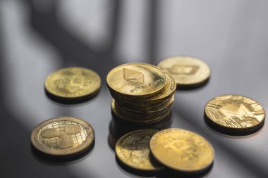 Bir yığın altın Ethereum Bitcoin madeni para ve masada bir sürü bitcoin var. Sanal kripto para birimi kavramı. Sanal para madenciliği çevrimiçi işyeri. Bitcoin ticareti.