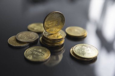 Bir yığın altın Dash bitcoin madeni para ve masada bir sürü bitcoin var. Sanal kripto para birimi kavramı. Sanal para madenciliği çevrimiçi işyeri. Bitcoin ticareti.