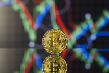 Bitcoinler ve sanal para konsepti. Büyüyen ve düşen kripto para değerlerinin grafiği olan altın bitcoinler. Madencilik ya da engelleme teknolojisi. Sanal para madenciliği çevrimiçi işyeri. Ticaret..