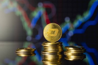 Bitcoinler ve sanal para konsepti. Şifreleme para biriminin büyüyen ve düşen değerinin grafiğiyle bir yığın madeni paranın üzerinde altın çizgi. Madencilik ya da engelleme teknolojisi.