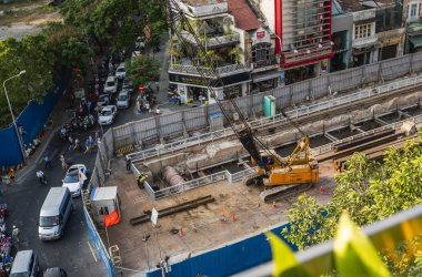 Ho Chi Minh şehri, Vietnam - 5 Nisan 2019. Şehir yolları elden geçiriyor, yaya caddelerini, metro istasyonunu yapıyor. Şehir merkezinde inşaat alanı..