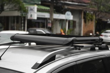 Büyük yükleri bağlamak için arabanın tavanına bagajı yerleştirdim. Bisiklet taşımacılığı için çatı bagajı, arabayla yolculuk..