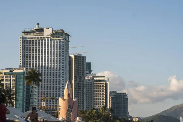 NHA TRANG, VIETNAM - 25 de enero de 2019. Escénica vista de verano de la arquitectura moderna con rascacielos de negocios, hoteles y edificios de apartamentos con palmeras . — Foto de Stock