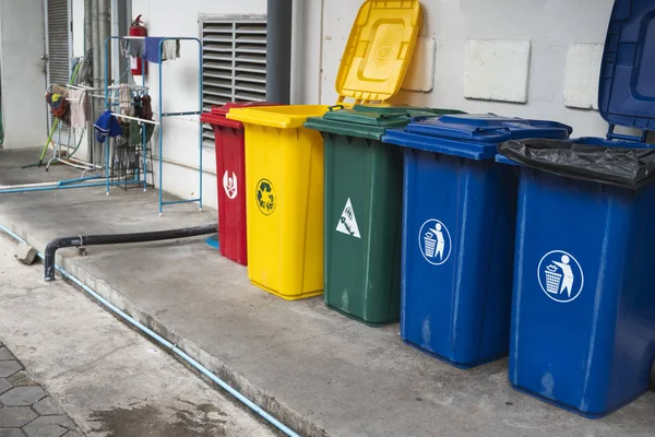 Mülltonnen für die Sammlung eines Recyclingmaterials. Mülltonnen zur Mülltrennung. Lebensmittelabfälle, Plastik, Papier und Gefahrenmüll getrennt sammeln. Recycling. Umwelt. — Stockfoto