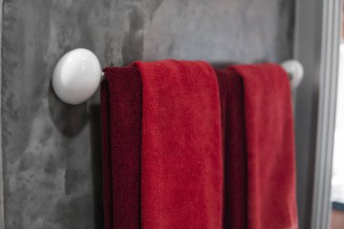 Banyoda kurutucuda iki kırmızı havlu. Counter banyo iç çağdaş. Beton tarzı duvarlar ile lüks ve şık tasarım banyo.