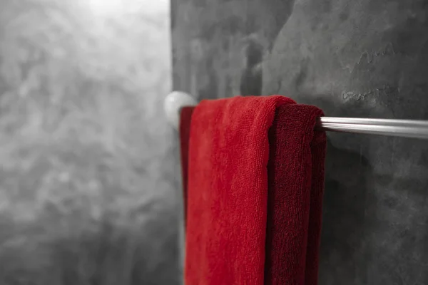 En röd handduk i Bad rums tork. Counter badrum inredning samtida. Lyxigt och elegant design badrum med betongväggar. — Stockfoto