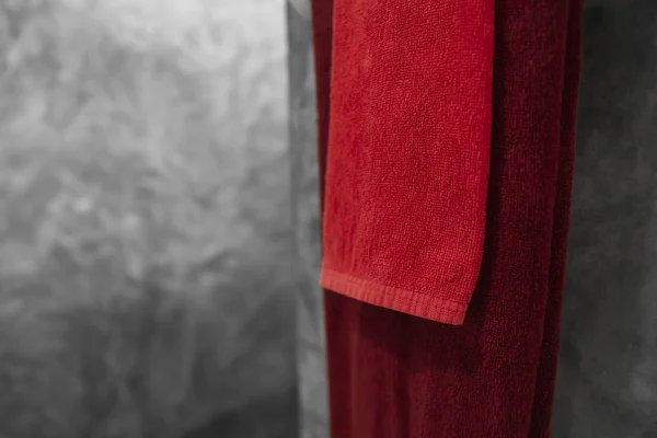 Una toalla roja en el baño en una secadora. Contador de baño interior contemporáneo. Lujo y elegante baño de diseño con paredes de hormigón . — Foto de Stock
