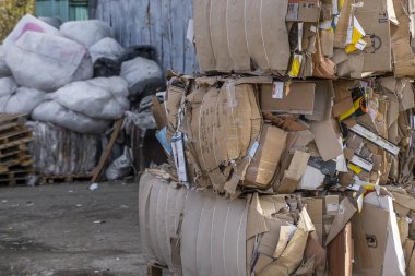 Balyalar dolusu karton ve bağlı kablolar. Kağıt dokularının geri dönüşüme hazır arkaplanı.