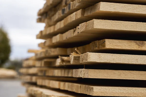 木制木板堆, 木板。在室外锯木厂的锯子板的仓库。木质木材堆放木制毛坯建筑材料。行业. — 图库照片