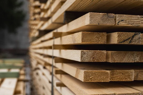 Tumpukan papan kayu di sawmill, papan. Gudang untuk gergaji papan di sebuah pabrik gergaji luar ruangan. Tumpukan kayu kayu dari kayu kosong bahan konstruksi. Industri . — Stok Foto