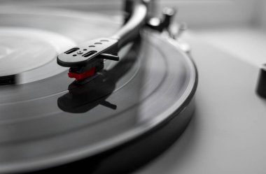Beyaz arka planda vinil turntable. Vinil disk için ses donanımı.