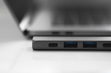 Laptop için C tipi konektörün altındaki Usb adaptörü. Çok farklı portları olan bir bilgisayar için çok portlu istasyon. Usb 'dan Usb Tip-C Hub Dönüştürücüsüne. Modern bir dizüstü bilgisayar kullanılacak araçlar.