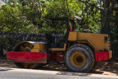 Yeni yol inşaatında çalışan yol silindirleri. Otoyolda çalışan ağır iş makineleri. İnşaat malzemeleri. Yolun sıkıştırması.
