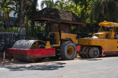Yeni yol inşaatında çalışan iki yol silindiri. Otoyolda çalışan ağır iş makineleri. İnşaat malzemeleri. Yolun sıkıştırması.
