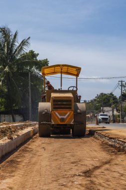 Yeni yol inşaatında çalışan yol silindirleri. Otoyolda çalışan ağır iş makineleri. İnşaat malzemeleri. Yolun sıkıştırması.