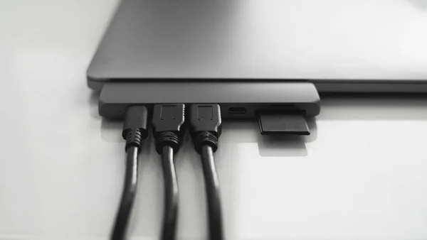 USB Tip-C adaptörlü USB kablosu ve SD kartı olan bir laptop. Laptop için C tipi konektörün altındaki USB adaptörü. Çok farklı portları olan bir bilgisayar için çok portlu istasyon. İnbot Dönüştürücü. — Stok fotoğraf