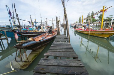 Tayland, Samui - 20 Aralık 2019: Samui adasındaki yerel balıkçıların rıhtımı.