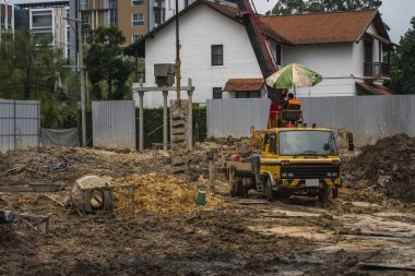 İnşaatın temelleri için sondaj kulesi. İnşaat işi. Toprağın altında sondaj yapıyorduk. İnşaat sırasında sondaj kulesiyle yerdeki sıkıcı delikler..