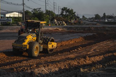 Vietnam, Ho Chi Minh - 15 Mayıs 2019: titreşimli asma ayaklı toprak sıkıştırıcı. Otoyol inşaatında çalışan ağır iş makineleri. Toprak sıkıştırma aracı.