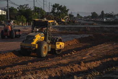 Vietnam, Ho Chi Minh - 15 Mayıs 2019: titreşimli asma ayaklı toprak sıkıştırıcı. Otoyol inşaatında çalışan ağır iş makineleri. Toprak sıkıştırma aracı.