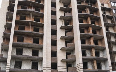 İnşaat ve İnşaat Alanı devam ediyor. Bulutlu gökyüzüne karşı inşaat alanı inşa ediliyor.