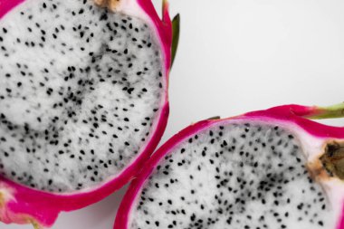 Ejderha meyvesi Beyaz arka planda canlı Ejderha Meyvesi. Dilimlenmiş beyaz ejderha meyvesi ya da masa üzerindeki beyaz tabakta pitaya, yakın plan. Tropikal ve egzotik meyveler. Sağlıklı ve vitaminli gıda kavramı.