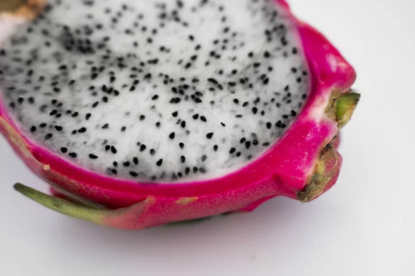 Frutto del drago. Vibrante Dragon Fruit su sfondo bianco. Fetta di frutta drago bianco o pitaya su piatto bianco sul tavolo, primo piano. Frutti tropicali ed esotici. Concetto di cibo sano e vitaminico . — Foto Stock