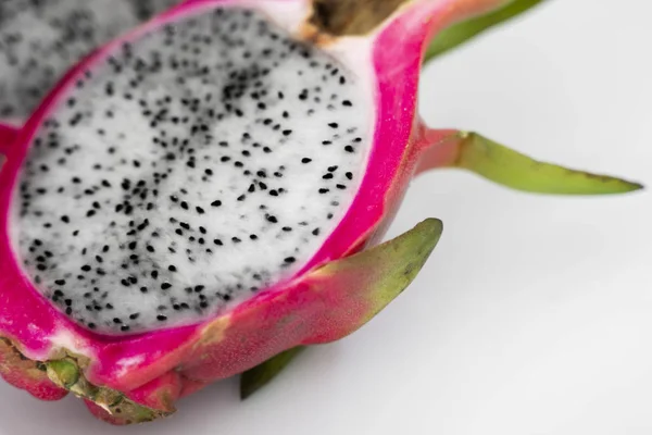 Frutto del drago. Vibrante Dragon Fruit su sfondo bianco. Fetta di frutta drago bianco o pitaya su piatto bianco sul tavolo, primo piano. Frutti tropicali ed esotici. Concetto di cibo sano e vitaminico . — Foto Stock