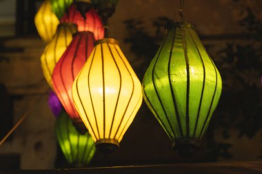 Hoi An, Vietnam 'da gece pazarında güzel dekorasyon fenerleri yanıyor..