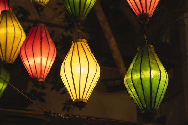 Beautiful decoration lanterns light on night market in Hoi An, Vietnam. — Stockfoto