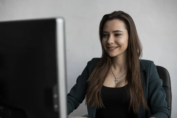 Brunetka pracuje przed monitorem w biurze. Bizneswoman pracująca przy komputerze w współpracowni kosmosu. Portret szczęśliwej damy. Kobieta zawodowo pracująca z komputerem PC. — Zdjęcie stockowe