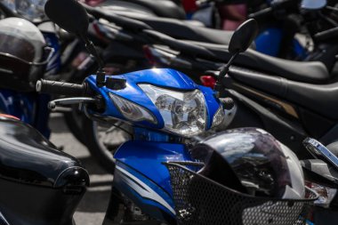 Krabi, Tayland - 10 Temmuz 2019. Krabi 'de motosikletlerle dolu her zamanki kalabalık park yeri. Turnuva alanında kaldırımda bir sürü motosiklet sıra sıra park ediyor..