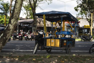 Krabi, Tayland - 10 Temmuz 2019. Tuktuk, Krabi 'de bir caddede duruyor. Tayland 'da motosiklet taksilerine tuk tuk denir..