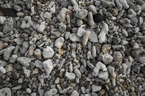 Close up de rochas de praia arredondadas e polidas. Pedras de seixos no mar, Pedras de seixos coloridas . — Fotografia de Stock