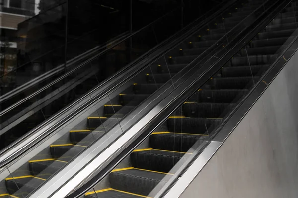 Prázdné schodiště eskalátorů se žlutými pruhy. — Stock fotografie
