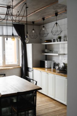 Lüks bir evde paslanmaz çelik aletlerle modern, parlak, temiz bir mutfak. Lüks malikanedeki mutfak. Modern mimari çağdaş, iç mimari. Şık mutfaklar. İçi masalarla dolu..