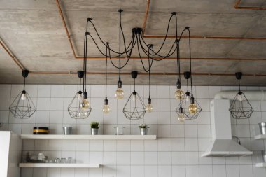 Rahat bir dairede modern bir mutfakta ışıklandırma. Ev dekorasyonu olarak klasik lüks iç aydınlatma lambası.