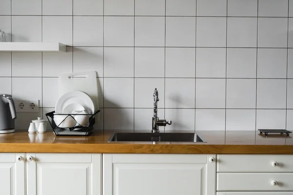 Köksdiskbänk och kran. Tvättställ och kranvatten i rostfritt stål. Interiören i det moderna köksrummet i loftlägenheten. Inbyggda anordningar. — Stockfoto