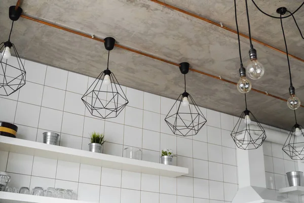 Verlichting op een moderne keuken in comfortabel appartement. Vintage luxe interieur verlichting lamp als een home decor. — Stockfoto