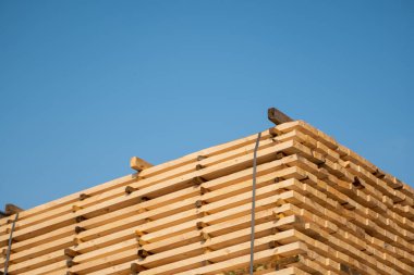 Dışarıdaki bir kereste fabrikasının tahtalarını kesmek için depo. Kereste fabrikası, kereste fabrikası. Planlı ahşap tahtaların deposu. Kereste fabrikasındaki tahta yığınları. Planking. Sanayi.