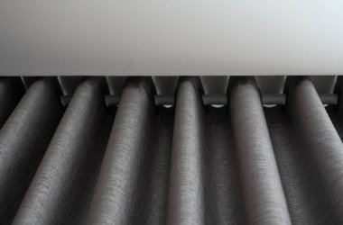 Gün ışığında güzel gri perde. Evdeki rahat oda..