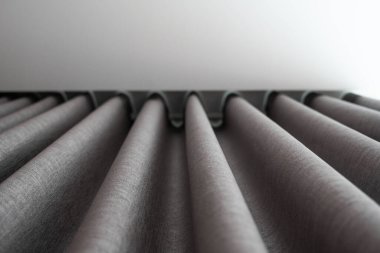 Gün ışığında güzel gri perde. Evdeki rahat oda..