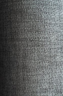 Gün ışığında güzel gri perde. Evdeki rahat oda..