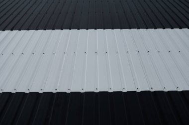 Duvarın siyah ve beyaz metal kaplamalı yüzeyi. Çelik arka planı galvanize et.
