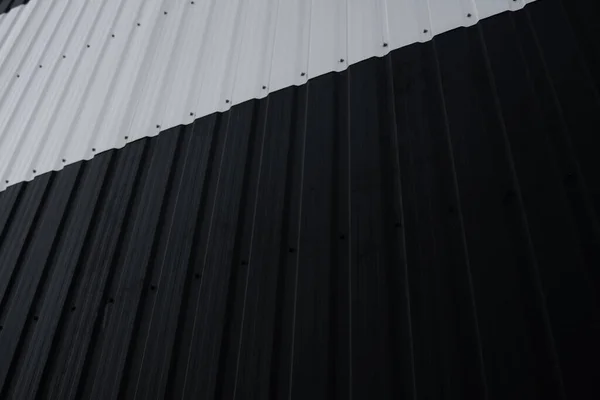 Chapa metálica corrugada en blanco y negro de la pared. Galvanizar fondo de acero. — Foto de Stock