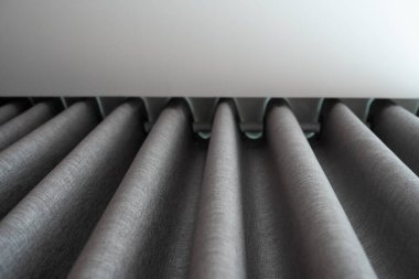 Gün ışığında güzel gri perde. Evdeki rahat oda..