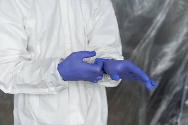 Lékař v bílém ochranném obleku, masce, brýlích a gumových rukavicích je připraven pomáhat lidem při pandemii koronaviru. Epidemie, pandemie koronavirové covidy19. Doktor v respirátoru. — Stock fotografie