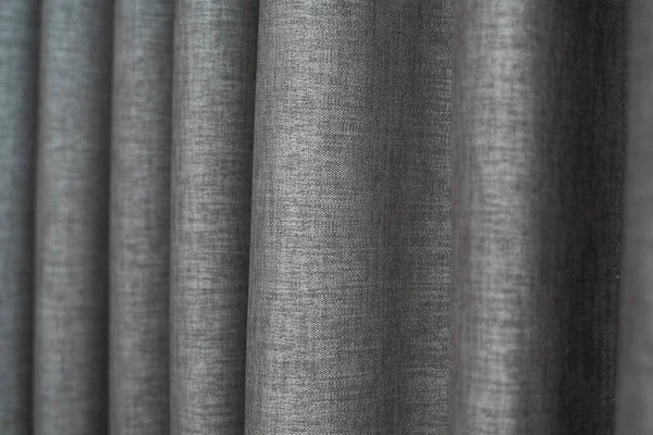 Hermosa cortina gris a la luz del día. Acogedora habitación en casa . — Foto de Stock